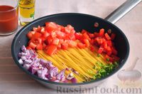 Фото приготовления рецепта: Спагетти с овощами и сыром (на сковороде) - шаг №4