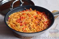 Фото приготовления рецепта: Спагетти с овощами и сыром (на сковороде) - шаг №7