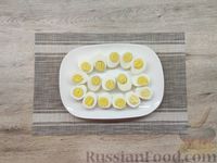 Фото приготовления рецепта: Яйца, фаршированные шпротным паштетом - шаг №3