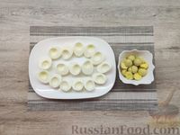 Фото приготовления рецепта: Яйца, фаршированные шпротным паштетом - шаг №4