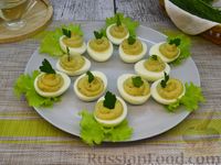 Фото приготовления рецепта: Яйца, фаршированные шпротным паштетом - шаг №15