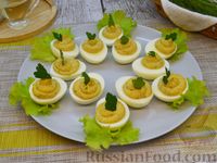Фото к рецепту: Яйца, фаршированные шпротным паштетом