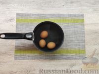 Фото приготовления рецепта: Салат с помидорами, огурцами, редисом, черемшой и яйцами - шаг №2