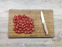 Фото приготовления рецепта: Салат с помидорами, огурцами, редисом, черемшой и яйцами - шаг №4