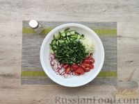 Фото приготовления рецепта: Салат с помидорами, огурцами, редисом, черемшой и яйцами - шаг №8