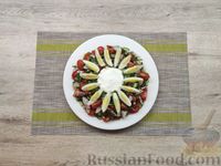 Фото приготовления рецепта: Салат с помидорами, огурцами, редисом, черемшой и яйцами - шаг №11