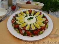 Фото приготовления рецепта: Салат с помидорами, огурцами, редисом, черемшой и яйцами - шаг №12