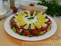 Фото приготовления рецепта: Салат с помидорами, огурцами, редисом, черемшой и яйцами - шаг №13