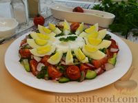 Фото приготовления рецепта: Салат с помидорами, огурцами, редисом, черемшой и яйцами - шаг №14