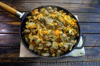 Фото приготовления рецепта: Паштет из куриных желудков, с овощами и грибами - шаг №15