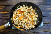 Фото приготовления рецепта: Запеканка из капусты с курицей и консервированной фасолью - шаг №5