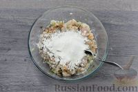 Фото приготовления рецепта: Куриные котлеты с помидором, грибами и зеленью - шаг №12