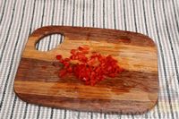 Фото приготовления рецепта: Рыба, тушенная с фасолью в томатном соусе - шаг №5