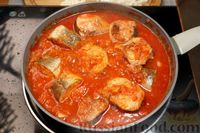 Фото приготовления рецепта: Рыба, тушенная с фасолью в томатном соусе - шаг №9