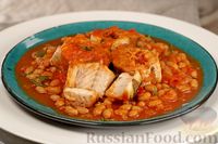 Фото приготовления рецепта: Рыба, тушенная с фасолью в томатном соусе - шаг №11