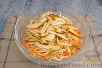 Фото приготовления рецепта: Салат из капусты с сельдереем, морковью, грушей и апельсиновой заправкой - шаг №10