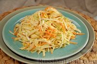 Фото приготовления рецепта: Салат из капусты с сельдереем, морковью, грушей и апельсиновой заправкой - шаг №13