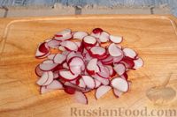 Фото приготовления рецепта: Салат с крабовыми палочками, редисом и помидорами - шаг №3