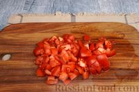 Фото приготовления рецепта: Салат с крабовыми палочками, редисом и помидорами - шаг №4