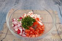 Фото приготовления рецепта: Салат с крабовыми палочками, редисом и помидорами - шаг №6