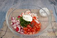 Фото приготовления рецепта: Салат с крабовыми палочками, редисом и помидорами - шаг №7