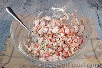 Фото приготовления рецепта: Салат с крабовыми палочками, редисом и помидорами - шаг №8