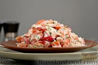 Фото приготовления рецепта: Салат с крабовыми палочками, редисом и помидорами - шаг №9