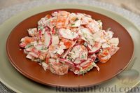Фото приготовления рецепта: Салат с крабовыми палочками, редисом и помидорами - шаг №10