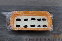 Фото приготовления рецепта: Желейный сметанный торт с черносливом, ягодами и шоколадом - шаг №14