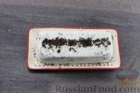 Фото приготовления рецепта: Желейный сметанный торт с черносливом, ягодами и шоколадом - шаг №18
