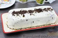 Фото приготовления рецепта: Желейный сметанный торт с черносливом, ягодами и шоколадом - шаг №19