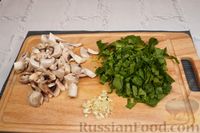 Фото приготовления рецепта: Макароны с грибами и шпинатом - шаг №3