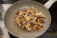Фото приготовления рецепта: Макароны с грибами и шпинатом - шаг №4