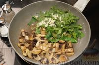 Фото приготовления рецепта: Макароны с грибами и шпинатом - шаг №5