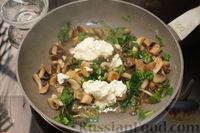 Фото приготовления рецепта: Макароны с грибами и шпинатом - шаг №6