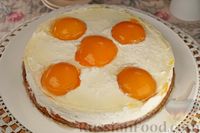 Фото к рецепту: Пирог "Глазунья" со сливочно-творожным кремом и консервированными персиками