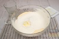 Фото приготовления рецепта: Пирог "Глазунья" со сливочно-творожным кремом и консервированными персиками - шаг №3