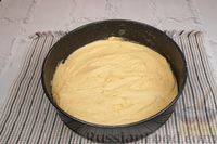 Фото приготовления рецепта: Пирог "Глазунья" со сливочно-творожным кремом и консервированными персиками - шаг №4