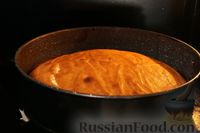 Фото приготовления рецепта: Пирог "Глазунья" со сливочно-творожным кремом и консервированными персиками - шаг №5