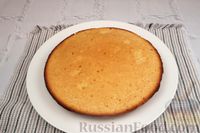 Фото приготовления рецепта: Пирог "Глазунья" со сливочно-творожным кремом и консервированными персиками - шаг №6