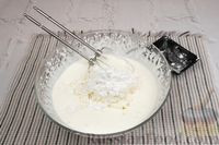 Фото приготовления рецепта: Пирог "Глазунья" со сливочно-творожным кремом и консервированными персиками - шаг №8