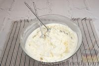 Фото приготовления рецепта: Пирог "Глазунья" со сливочно-творожным кремом и консервированными персиками - шаг №9