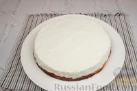 Фото приготовления рецепта: Пирог "Глазунья" со сливочно-творожным кремом и консервированными персиками - шаг №10