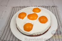 Фото приготовления рецепта: Пирог "Глазунья" со сливочно-творожным кремом и консервированными персиками - шаг №11