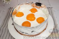 Фото приготовления рецепта: Пирог "Глазунья" со сливочно-творожным кремом и консервированными персиками - шаг №15