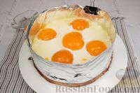 Фото приготовления рецепта: Пирог "Глазунья" со сливочно-творожным кремом и консервированными персиками - шаг №16