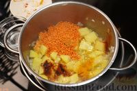 Фото приготовления рецепта: Куриный суп с чечевицей, стручковой фасолью и сливками - шаг №6