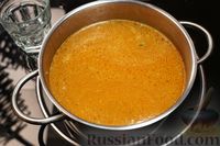Фото приготовления рецепта: Куриный суп с чечевицей, стручковой фасолью и сливками - шаг №7