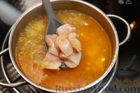 Фото приготовления рецепта: Куриный суп с чечевицей, стручковой фасолью и сливками - шаг №8