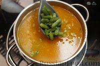 Фото приготовления рецепта: Куриный суп с чечевицей, стручковой фасолью и сливками - шаг №9